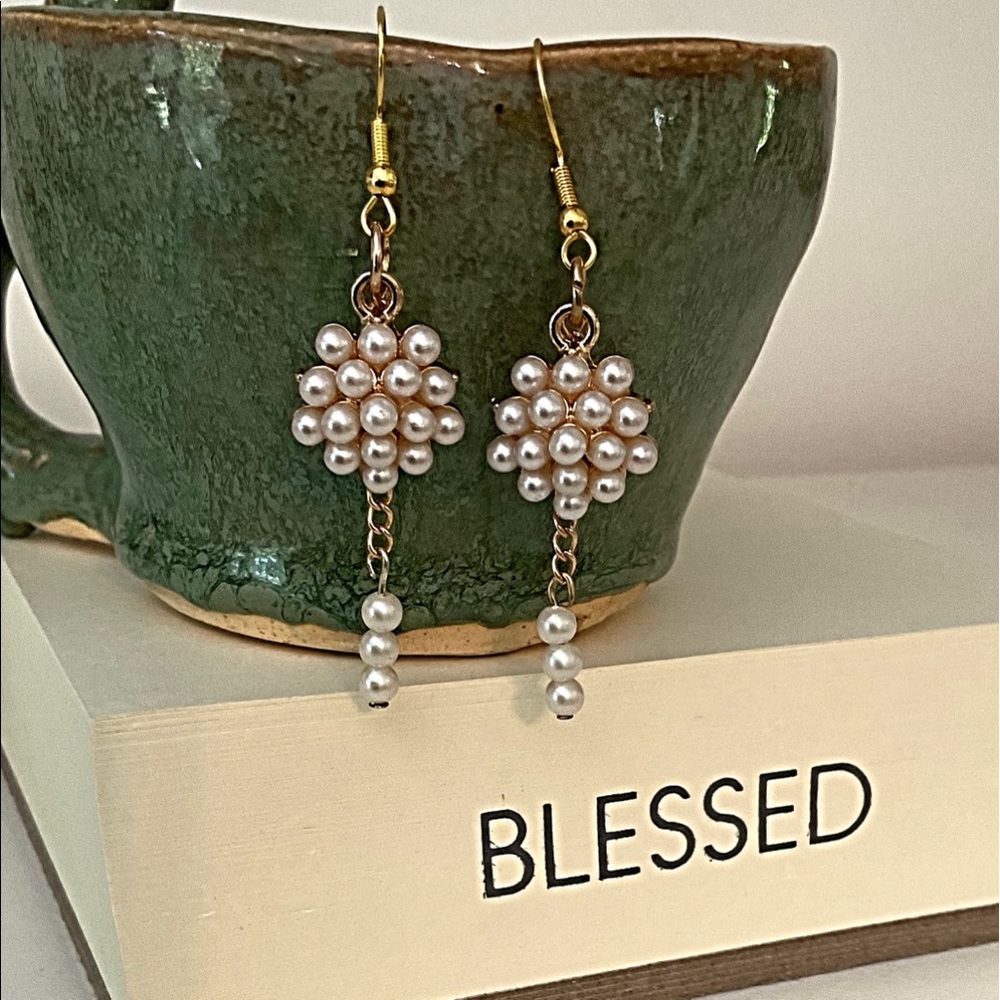 Cluster of Pearls Earrings. Gold Chain Dangling Pearl, Perfect Causal Or Dressy. - Picture 4 of 5